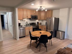 Η κουζίνα ή μικρή κουζίνα στο Huge Private Suite with Pool Table, Sauna & Fire Pit