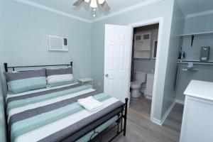 una camera con letto e un bagno con servizi igienici di Guest House Near Everything ad Augusta