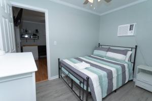 una camera da letto con un letto con una coperta a righe di Guest House Near Everything ad Augusta