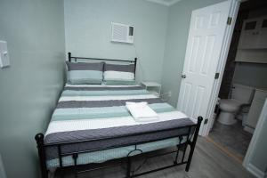 Posto letto in una piccola camera con bagno. di Guest House Near Everything ad Augusta