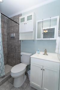 Ένα μπάνιο στο Guest House Near Everything