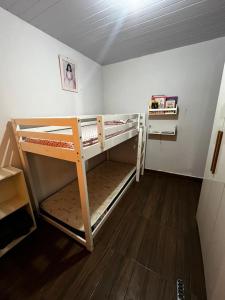 una habitación con dos literas en una habitación en La casita, en Foz do Iguaçu 30 fotos más