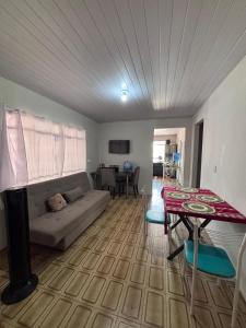 una sala de estar con un sofá y una mesa en La casita, en Foz do Iguaçu