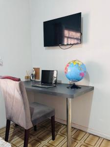 un escritorio con ordenador portátil y un globo en La casita, en Foz do Iguaçu