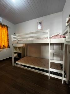 Un dormitorio con dos literas en una habitación. en La casita, en Foz do Iguaçu