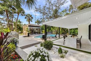 een achtertuin met een zwembad en een paviljoen bij The oak house in Naples