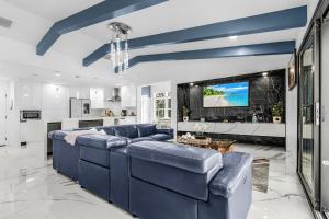 een woonkamer met blauwe banken en een tv bij The oak house in Naples
