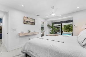 een witte slaapkamer met een groot bed en een raam bij The oak house in Naples +16 foto's