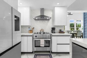 een keuken met witte kasten en een fornuis bij The oak house in Naples