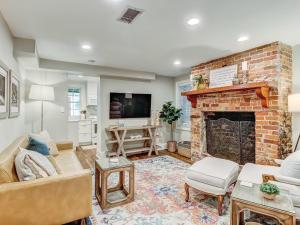 TV a/nebo společenská místnost v ubytování Serenity on Jones