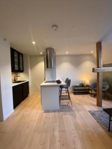 Una cocina con refrigerador y una mesa en una habitación. en Art Nouveau in the middle of downtown Ålesund, en Ålesund