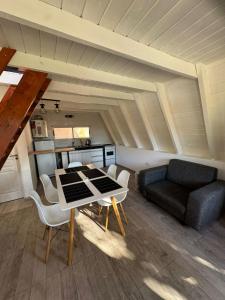 una sala de estar con una mesa y un sofá en Alpinas el verano, en Mar del Plata