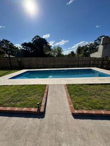 una piscina en medio de un patio en Alpinas el verano, en Mar del Plata