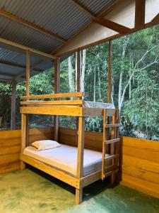 马尔多纳多港K'erenda Homet Reserva Natural的门廊上的卧室里有双层床