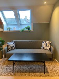 Una sala de estar con un sofá y una mesa de café. en Art Nouveau in the middle of downtown Ålesund, en Ålesund 31 fotos más