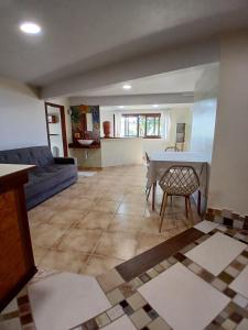 弗洛里亚诺波利斯Casinha de Hobbit的客厅里有一张桌子和一张沙发