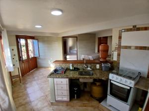 弗洛里亚诺波利斯Casinha de Hobbit的带水槽和台面的厨房 更多32张照片