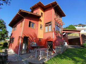 弗洛里亚诺波利斯Casinha de Hobbit的正在院子中建造的房子