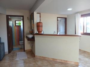 弗洛里亚诺波利斯Casinha de Hobbit的带水槽和马桶的浴室