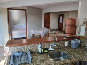 弗洛里亚诺波利斯Casinha de Hobbit的带水槽的厨房和1间带1张床的卧室