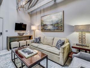 a living room with a couch and a table at Parker's Collection - 8 Bedroom in Savannah