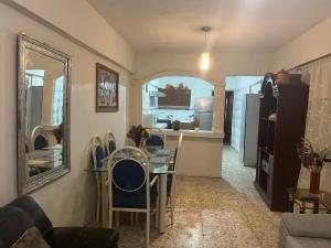 a living room with a table and a mirror at Cozy and family - house Fundidora & Cintermex in Monterrey