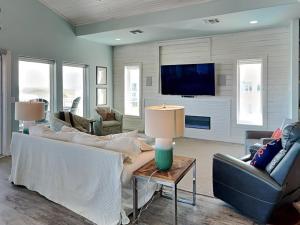 un soggiorno con un divano e una TV di Salty Kisses a Padre Island