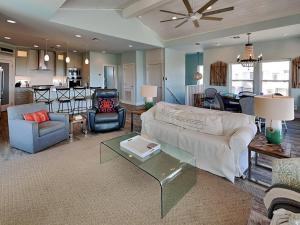 un soggiorno con un divano e un tavolo di Salty Kisses a Padre Island