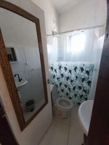 Kitnet - quarto - privativo في إتوبيفا: حمام مزود بمرحاض ومغسلة ومرآة +9 صور