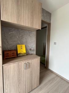 Πιστοποιητικό, βραβείο, πινακίδα ή έγγραφο που προβάλλεται στο 熊本Station one