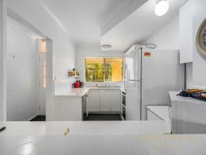 Η κουζίνα ή μικρή κουζίνα στο Shell Cove by Charlesworth