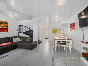 Χώρος καθιστικού στο Shell Cove by Charlesworth