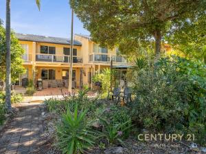 Κήπος έξω από το Shell Cove by Charlesworth