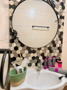 O baie la Luminosa ste con Parking & WiFi +16 fotografii