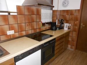 una cocina con estufa y encimera en Ferienwohnung Zur Tanne, en Bad Dürrheim