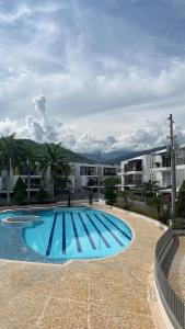 una gran piscina frente a un edificio en Apartamento en Santa Fe, en Santa Fe de Antioquia