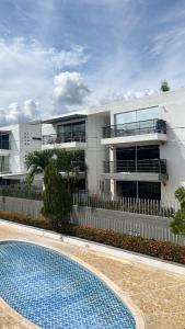 Un edificio con piscina enfrente. en Apartamento en Santa Fe, en Santa Fe de Antioquia