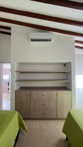 1 dormitorio con 2 camas y aire acondicionado en Apartamento en Santa Fe, en Santa Fe de Antioquia