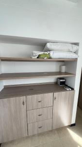 Un dormitorio con una litera y armarios de madera. en Apartamento en Santa Fe, en Santa Fe de Antioquia 18 fotos más
