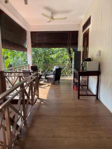 una stanza con balcone con tavolo e sedie di Banksy's Siem Reap a Phumĭ Réach Born