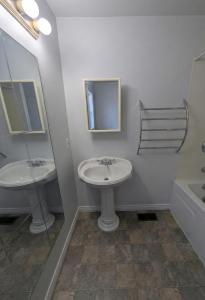 Ένα μπάνιο στο Executive Suite 2 Bedroom Serviced Apartment