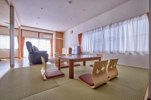 a living room with a table and chairs at APROStay富士河口湖小立17 in Fujikawaguchiko