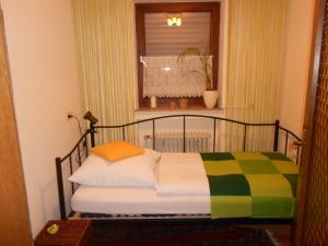 una cama en una habitación con ventana en Ferienwohnung Zur Tanne, en Bad Dürrheim