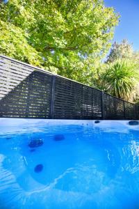 Bazén v ubytování - Kiwi Batch - Easy Walk To Town - Hot Tub - nebo v jeho okolí + 14 fotografií