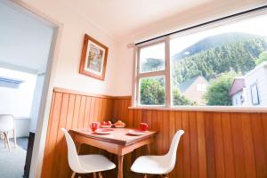 Nespecifikovaný výhled na hory nebo výhled na hory při pohledu z prázdninového domu