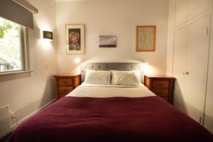 Postel nebo postele na pokoji v ubytování - Kiwi Batch - Easy Walk To Town - Hot Tub -