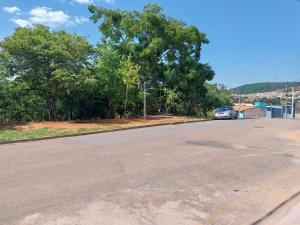 an empty road with a car parked on the side at Kitnet - quarto - privativo in Itupeva