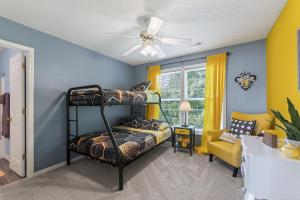 Кровать или кровати в номере The Yellow House Kansas City