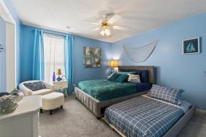 Кровать или кровати в номере The Yellow House Kansas City