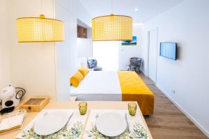 Μια τηλεόραση ή/και κέντρο ψυχαγωγίας στο Azores Cozy Suite, Romantic, Free Parking